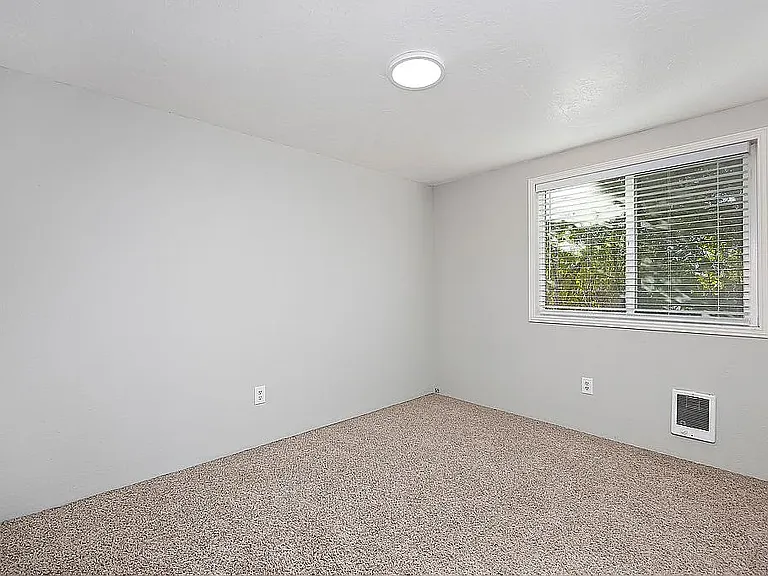 710 Taylor St W — Photo 20