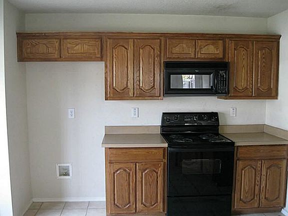 4th image of 605 Horseshoe Ct