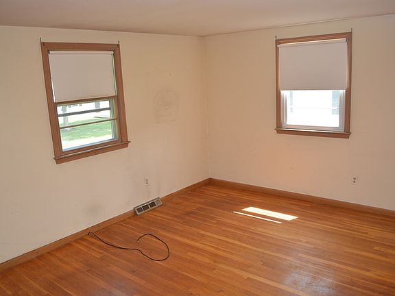 5th image of 210 Willow St