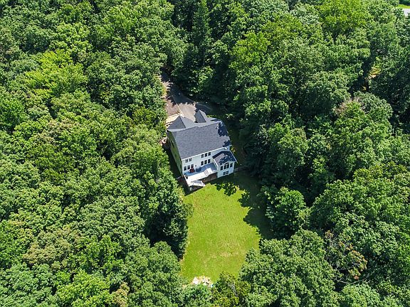 2nd image of 25 Lakebreeze Way
