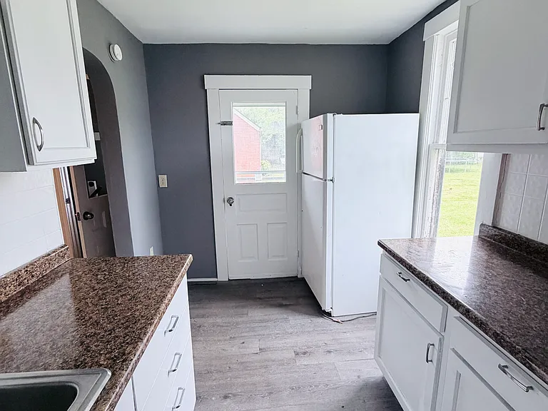 1511 Stark Ave SW — Photo 3