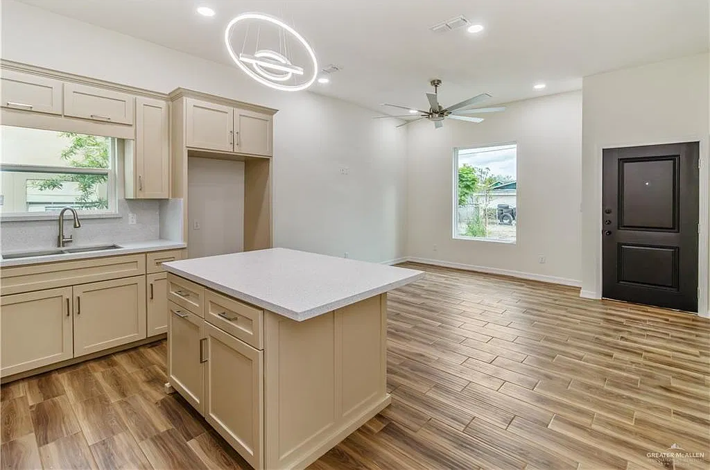 1 bed, 1.0 bath, 712 sqft, $950 — Photo 2