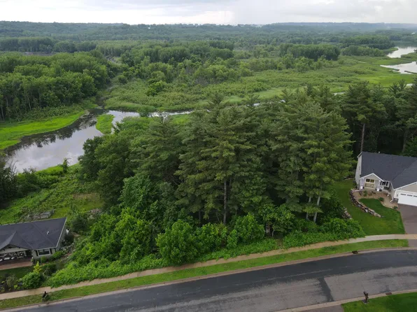 925 Riverview Ln, Belle Plaine, MN 56011