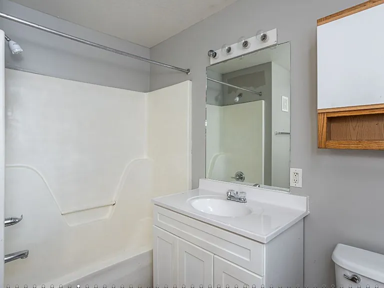 August Place Apartments — Photo 29