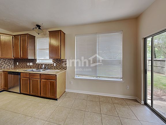 5th image of 215 Harwood Dr