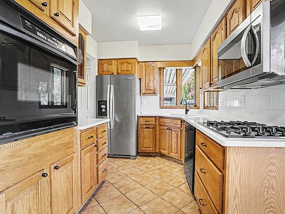 5th image of 146 Lois Dr