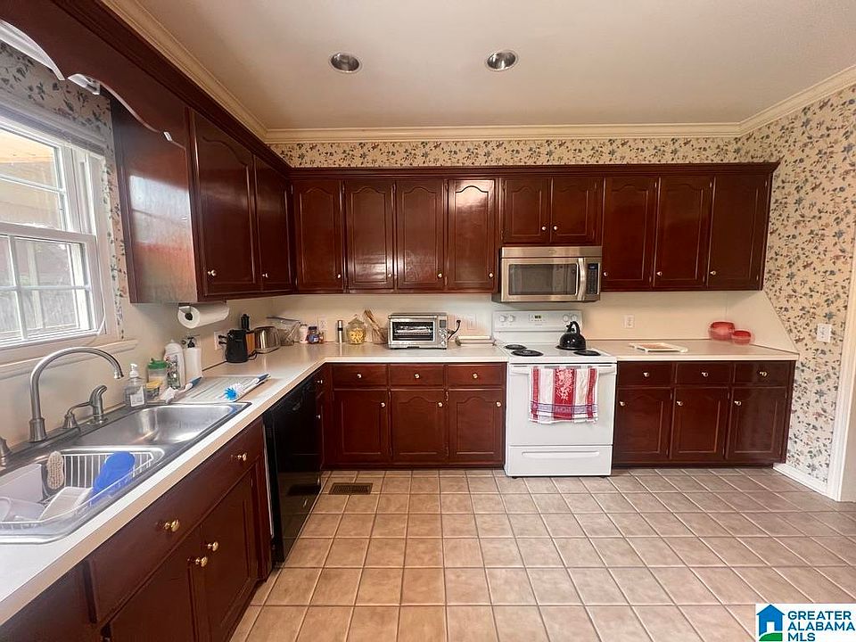 2nd image of 265 Calumet Pl