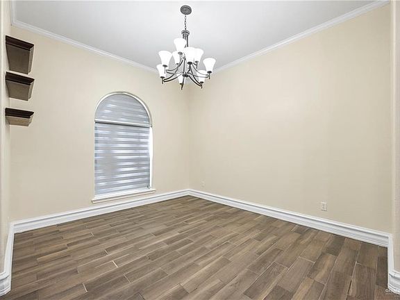 4th image of 105 E Hawk Ave