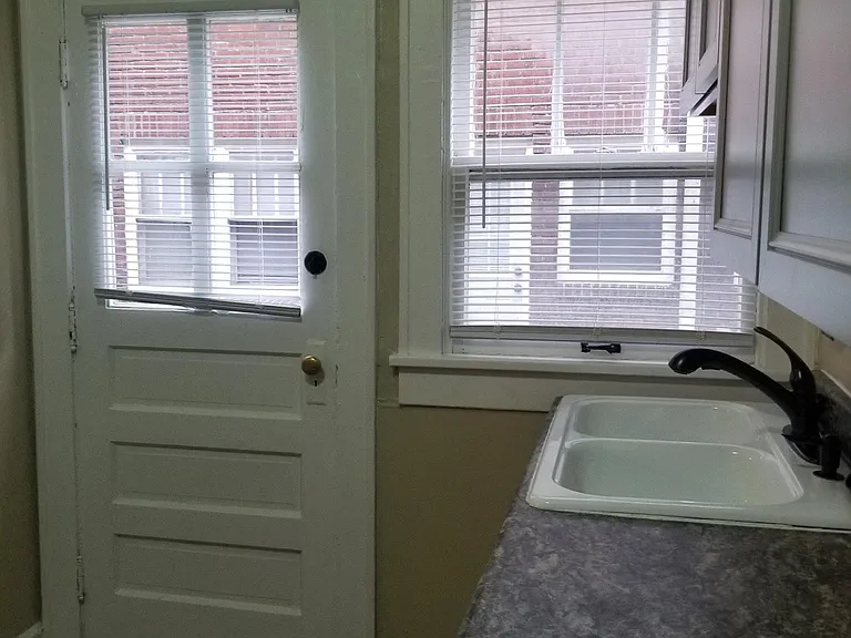 2401 Shelby St #4 — Photo 9