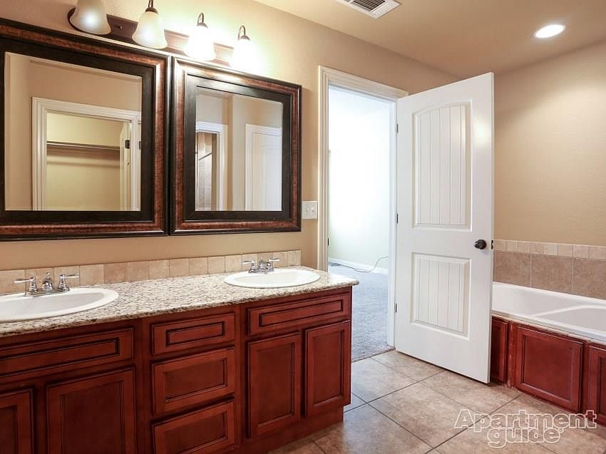 2nd image of 1304 Willowbrook Cir