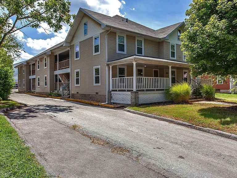 1030 E Walnut St — Photo 9