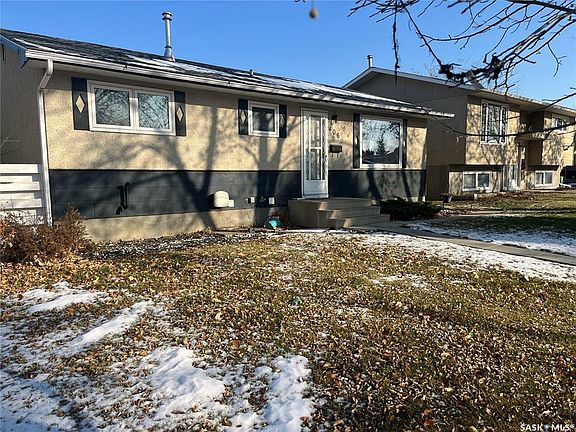 2nd image of 406 Mowat Cres