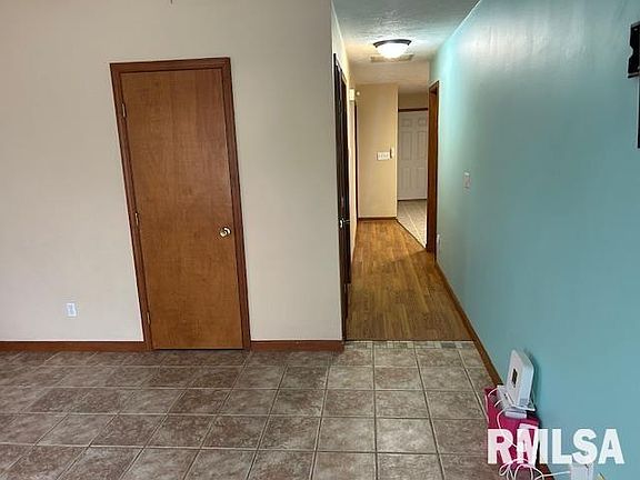 3rd image of 3136 Lakeshire Dr