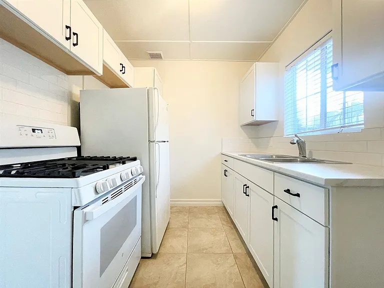 Remodeled Studio in Downtown Oceanside! — Photo 5