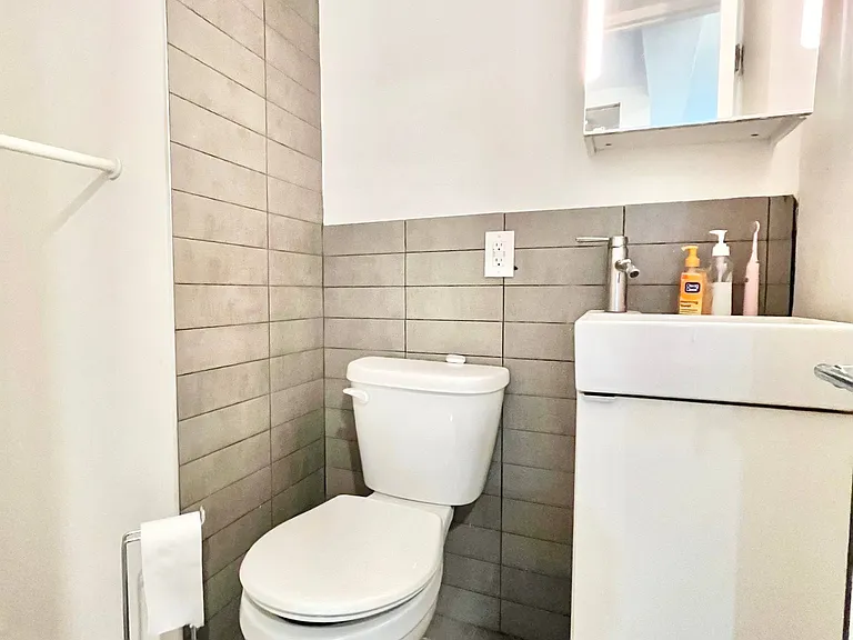 29 Brooklyn Ave #1R — Photo 19