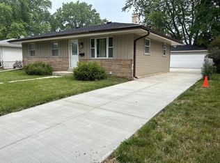 2906 Kenwood Dr, Racine, WI 53403