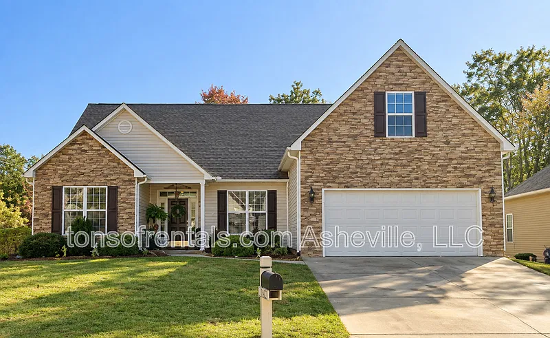 3 bed, 2.0 bath, 2350 sqft, $2,795 — Photo 1