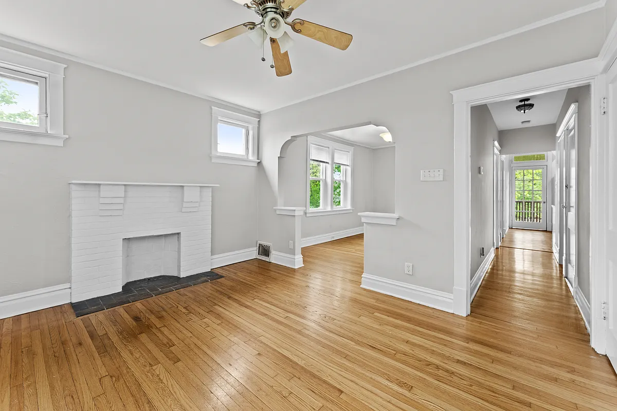 Building Photo - 1050 Forest Ave #2