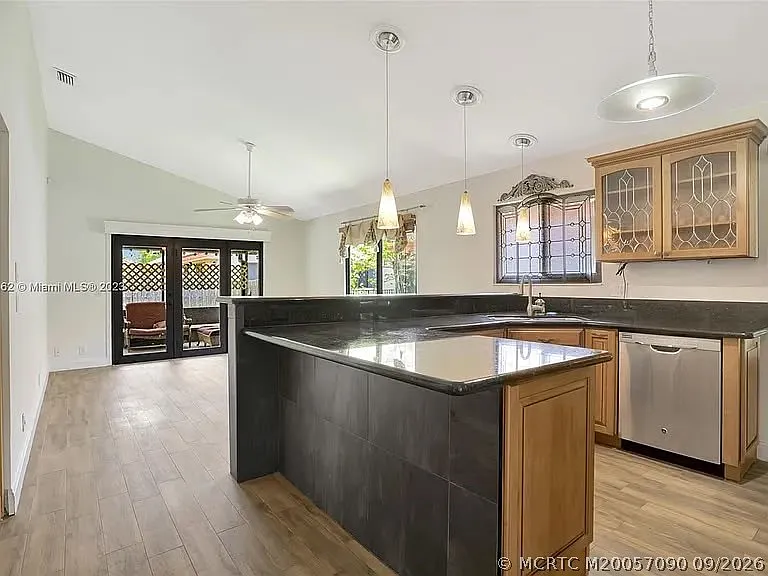 3 bed, 2.0 bath, 1616 sqft, $2,100 — Photo 2