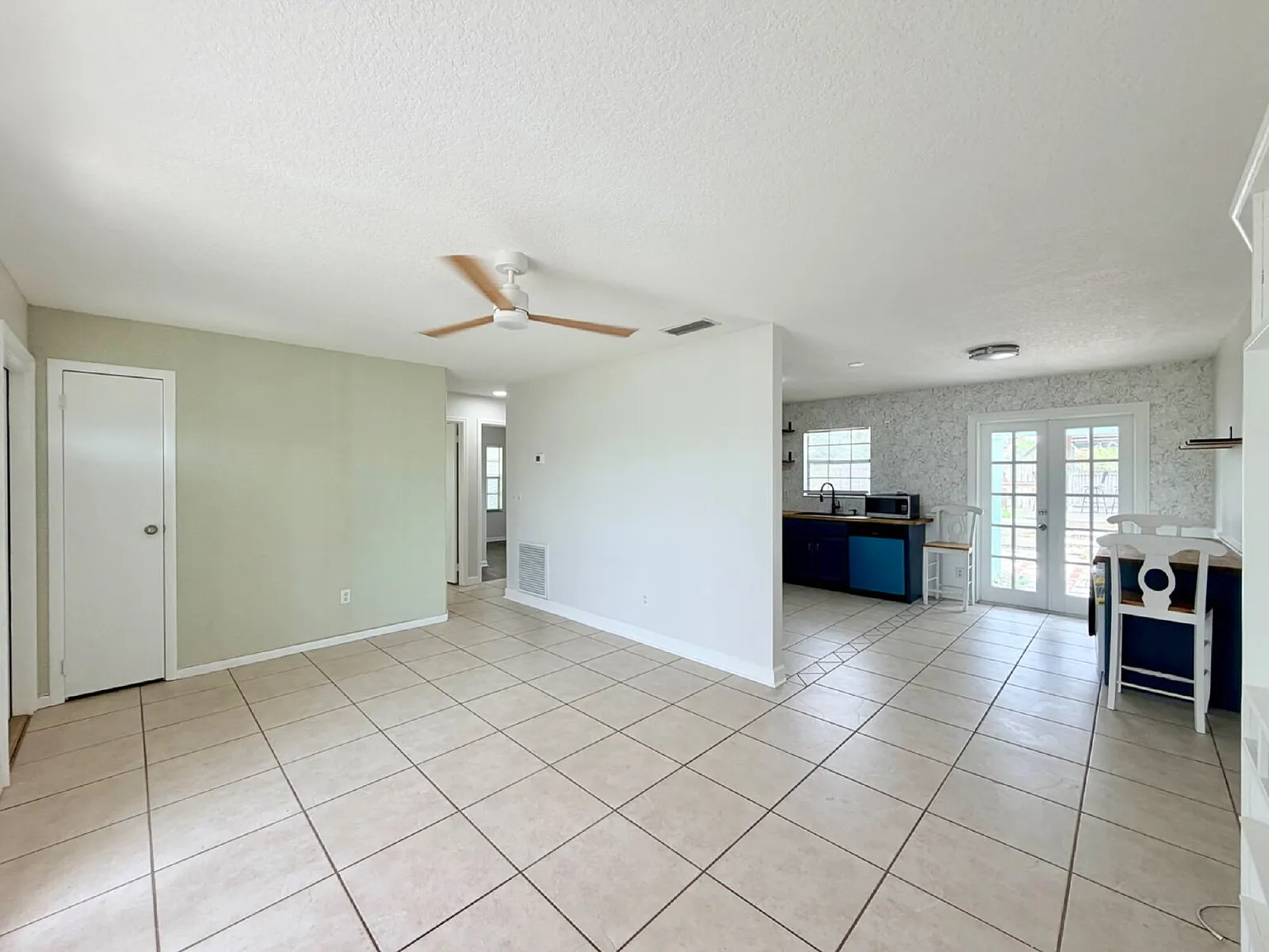 3 bed, 2.0 bath, 1200 sqft, $1,900 — Photo 3