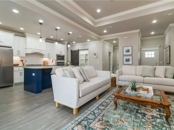 2002 Riverstone Dr, Fayetteville, AR 72701