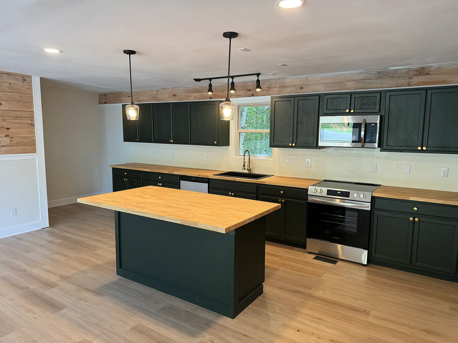 3 bed, 4.5 bath, 2500 sqft, $2,300 — Photo 1