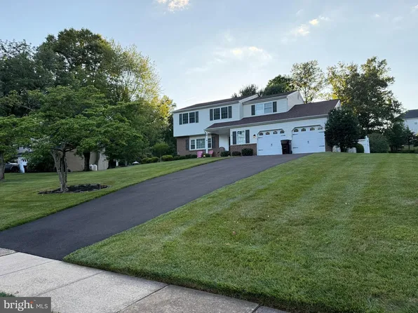 9 Brookdale Dr, Doylestown, PA 18901