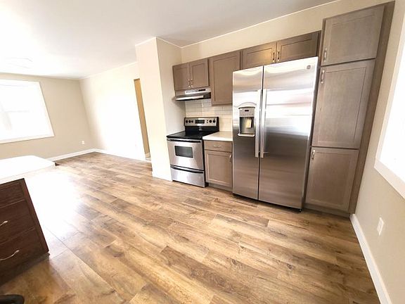 3rd image of 869 E Main St