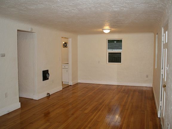 2nd image of 1620 Dickinson Ave NW