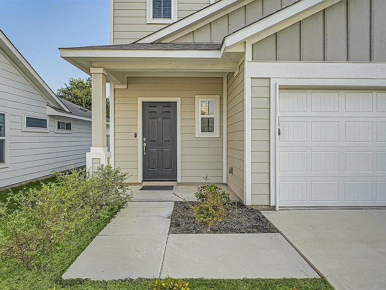 105 Appleberry Ln — Photo 2
