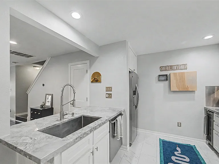 1104 Buckner St — Photo 12