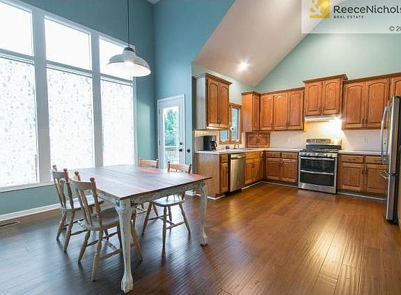 Eating space flows into the kitchen