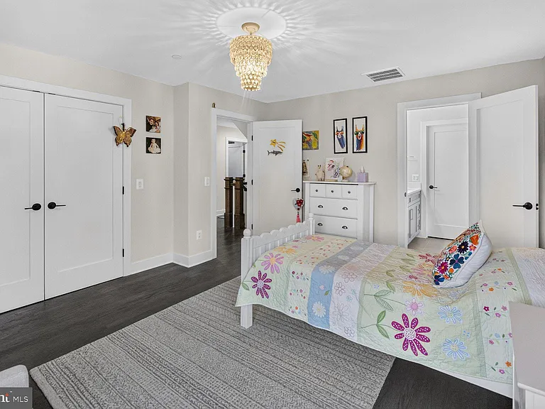 6106 Swansea St — Photo 23