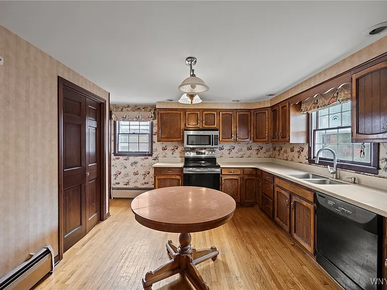 80 Capen Blvd — Photo 10