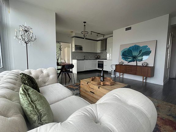 2nd image of 1283 Howe St #2703