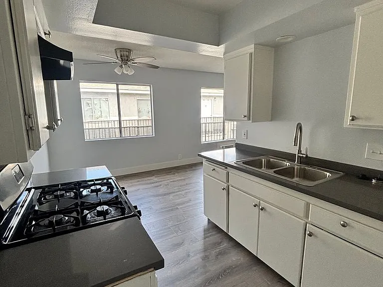 2649 Marengo St — Photo 40