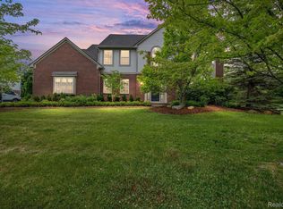 4451 Carriage Hill Ct, Rochester, MI 48306