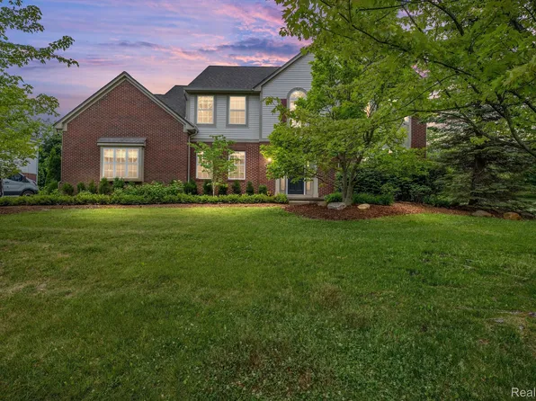 4451 Carriage Hill Ct, Rochester, MI 48306