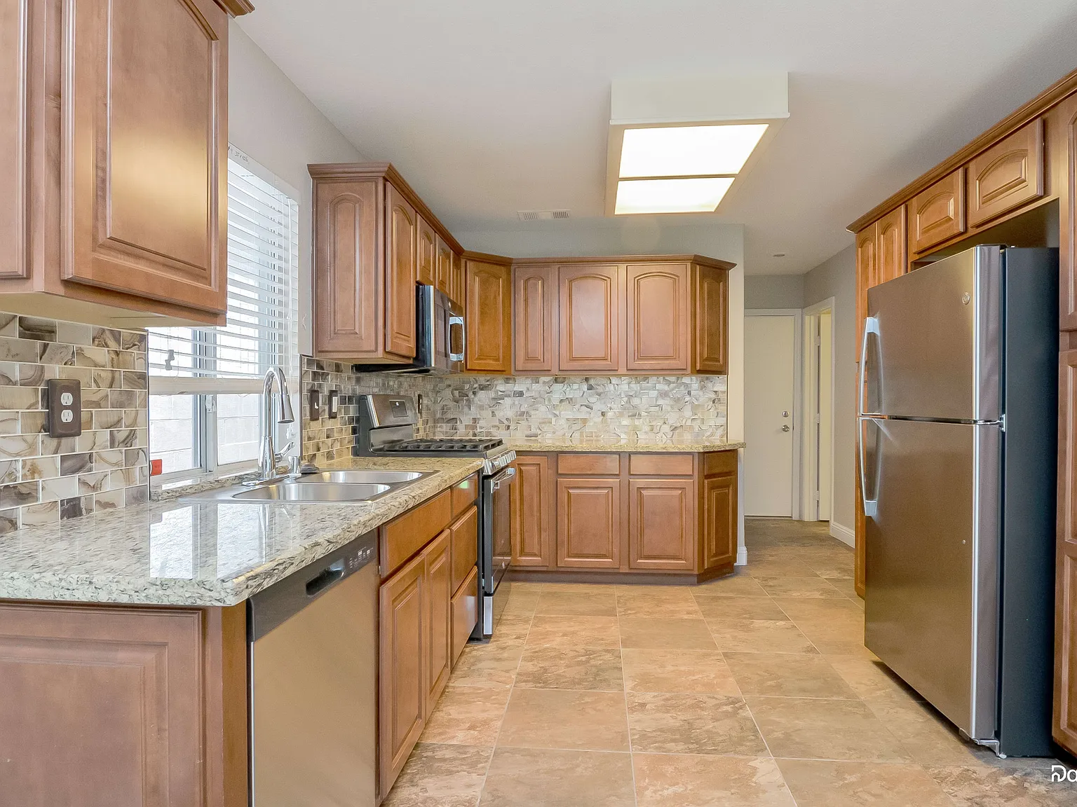3 bed, 3.0 bath, 1622 sqft, $2,455 — Photo 3