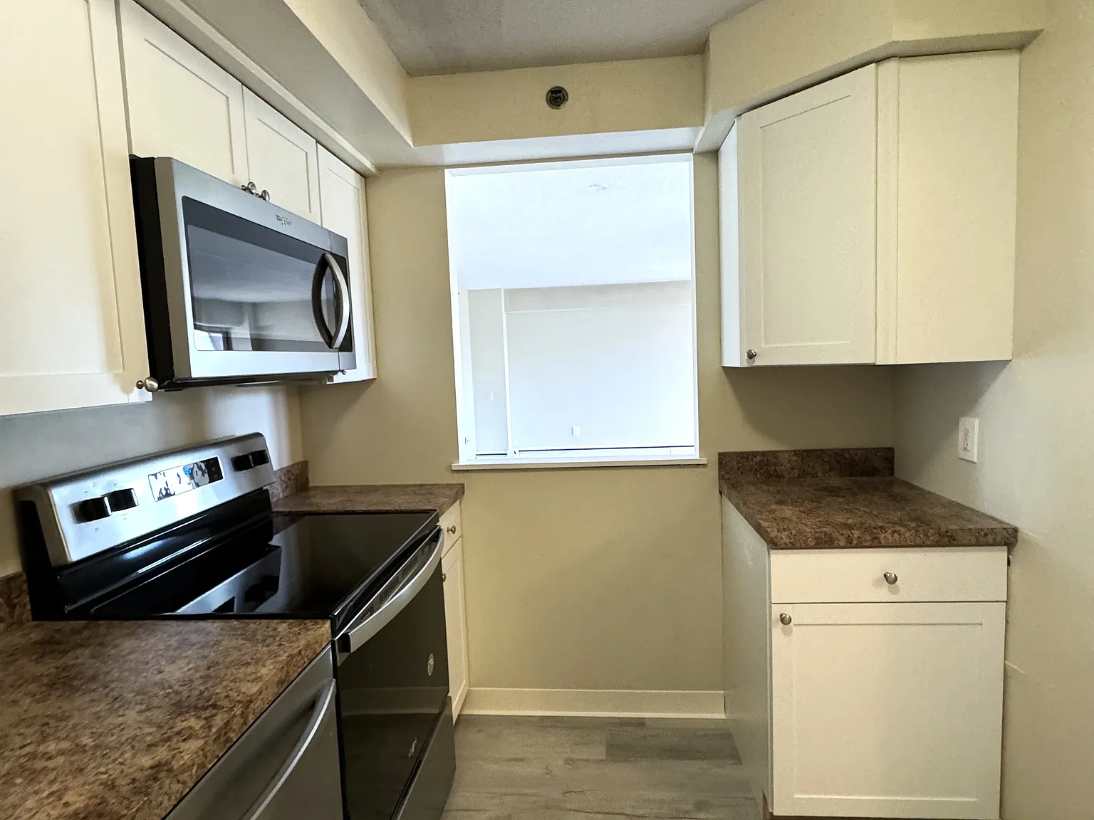 2 bed, 940 sqft, $2,400 — Photo 3