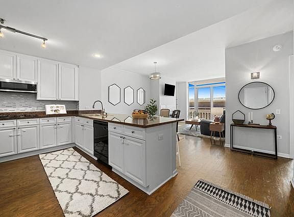 5th image of 1515 S Prairie Ave Unit 1207
