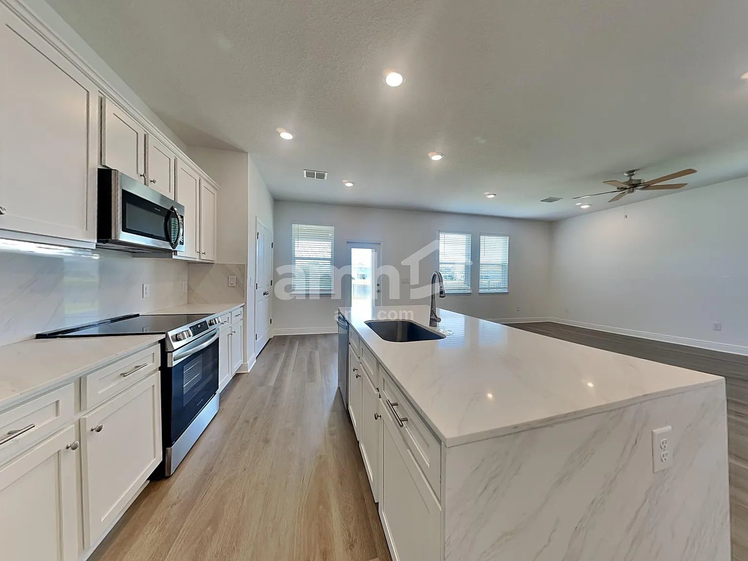 4 bed, 2.5 bath, 1977 sqft, $2,930 — Photo 3