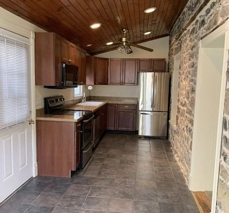 2nd image of 325 Greenwich St