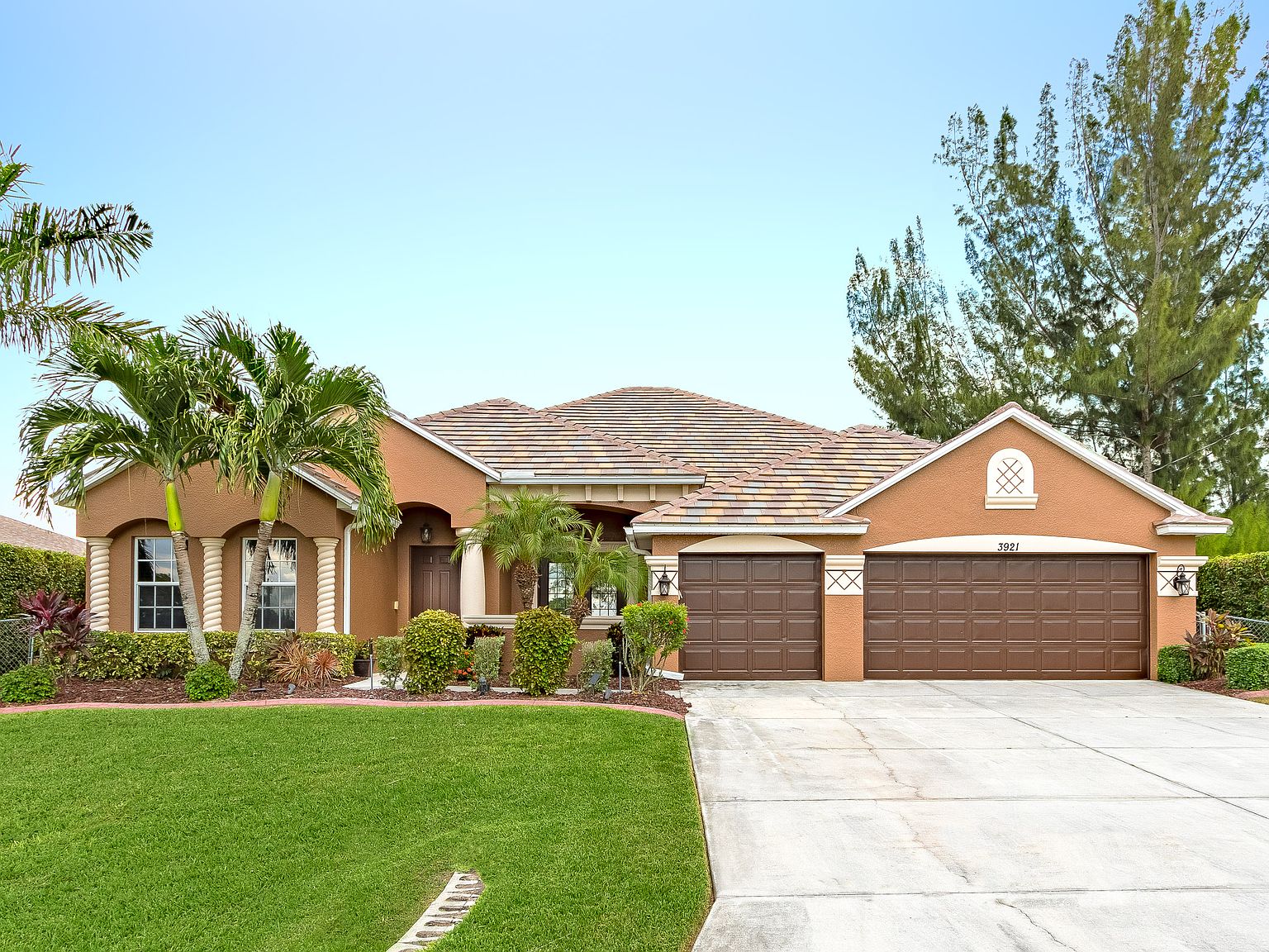 K  Homes for sale - 817 SE 5th PL, Cape Coral, FL 33990 – MLS#20250093