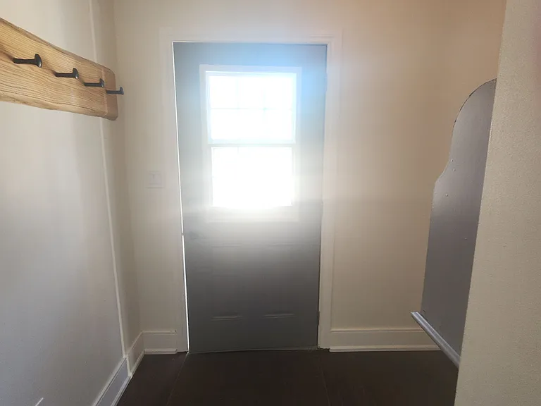 206 Caradoc St S — Photo 7
