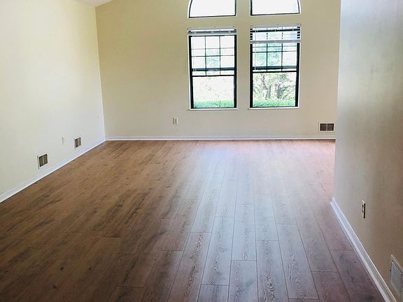 4th image of 4044 Saint Andrews Ct APT 2