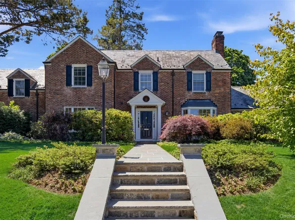 2 Saint Marks Place, Cold Spring Harbor, NY 11724