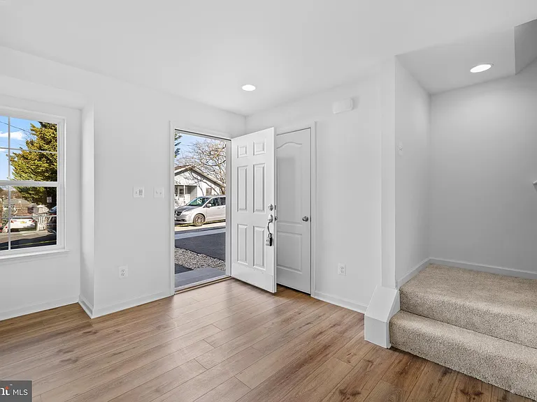 464 Peleton St — Photo 2