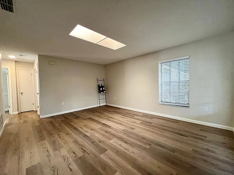 117 E Myrtle St — Photo 8