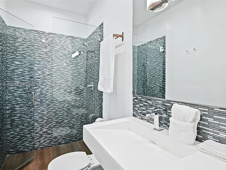 2501 Pine Tree Dr — Photo 38